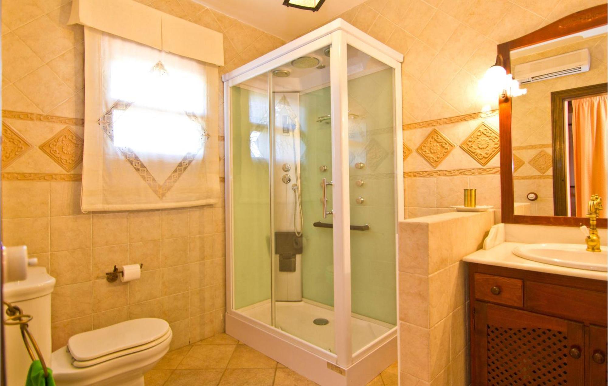 4 Bedroom Cozy In Ferienhaus Marratxí